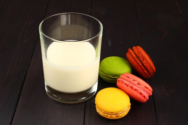 Latte e macaron su superficie nera