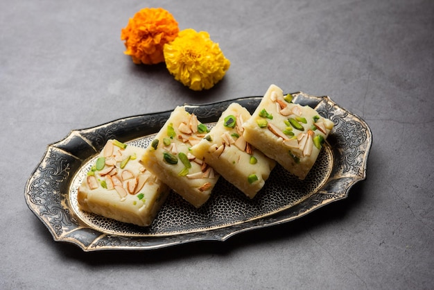 Photo milk powder barfi also known as mava burfi white khoya burfi or barfee indian sweet food