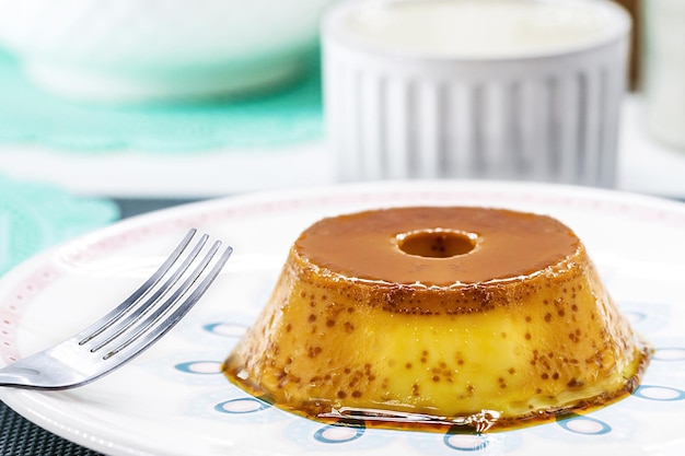 Foto budino al latte fatto con uova e caramello latte condensato dessert tipico brasiliano da casa tavolo da caffè pomeridiano