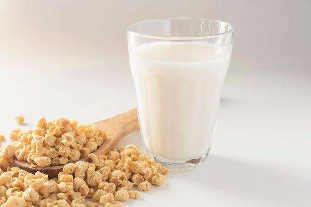 Фото Соевое молоко на белом фоне