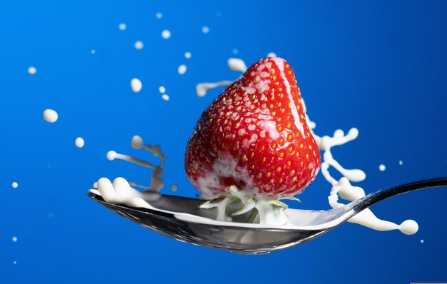 사진 <unk>과 딸기 bklue 배경으로 우유 스플래시