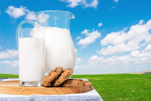 Photo milk on a table with a natural background