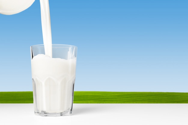 Молоко на стол с натуральной поверхностью