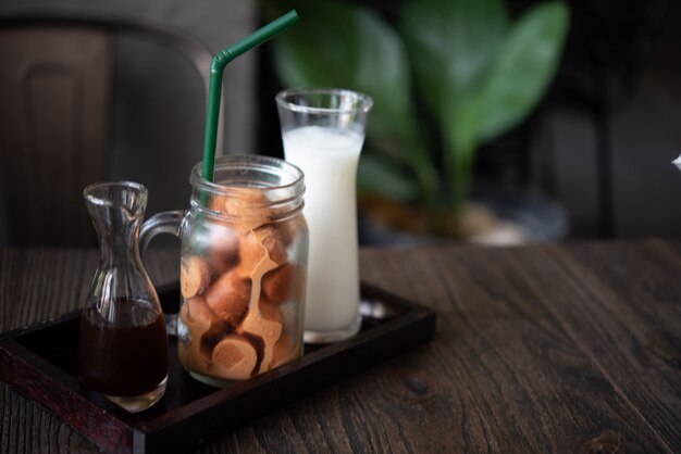 Cubo di tè al latte nuovo tipo.