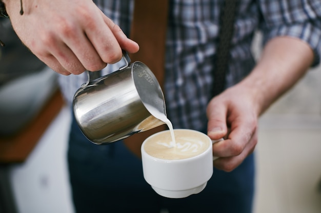 Foto latte cameriere in porcellana coffeeshop fresco