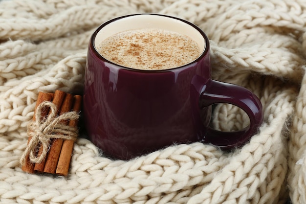 Photo milk with cinnamon on wooden table