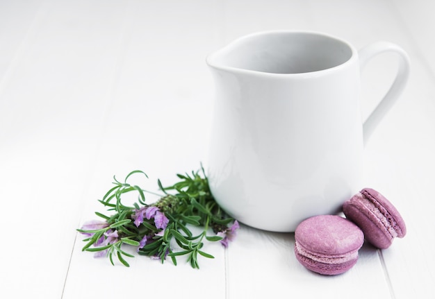 Milk with lavender macaroons