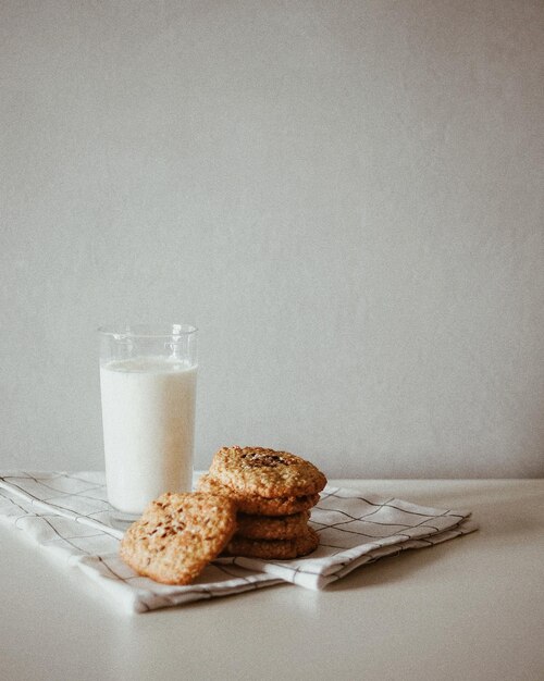 사진 식탁 에 있는 오트밀 쿠키 와 함께 우유