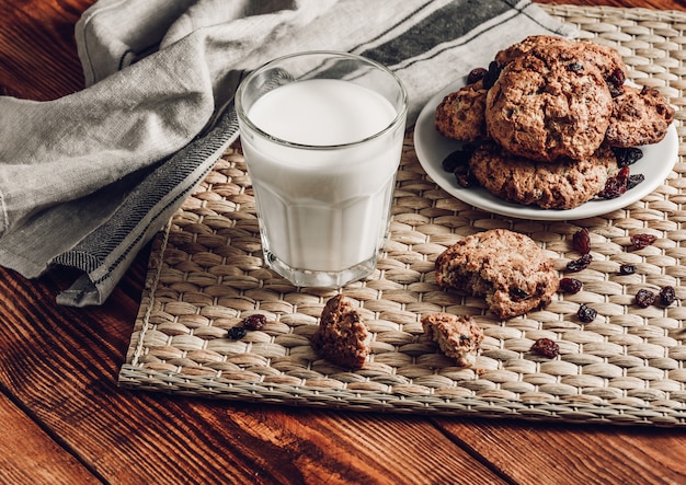 Latte con biscotti di farina d'avena