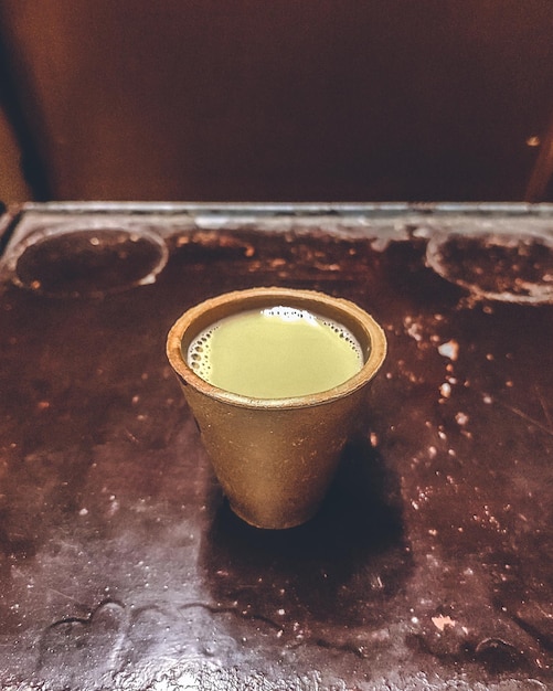 Photo milked tea in a mud cup on a train in bhubaneswar odisha india in december 2022