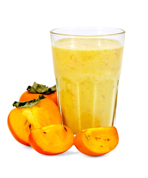 Milkshake in een glas, persimmon fruit geheel en gesneden geïsoleerd op een witte achtergrond