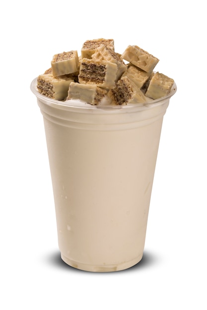 Milkshake met chocoladestukjes. witte achtergrond