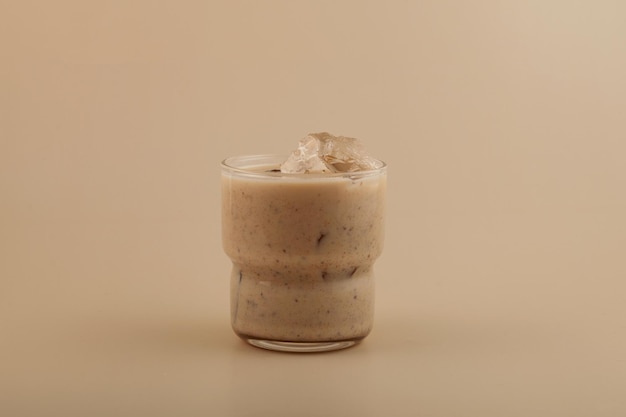 Foto milkshake met dadels of palmvruchten dadelmelk hushaf drink ijscocktail eiwitsmoothie