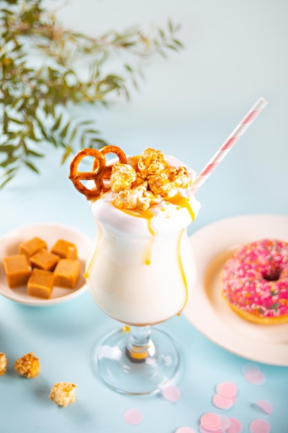 Milkshake met karamelsiroop, popcorn en brezelwafels