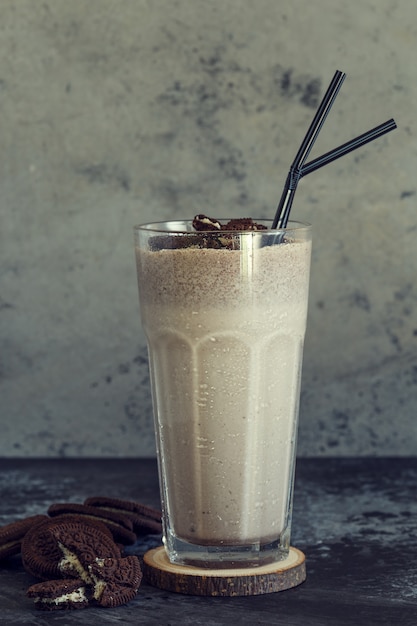 Milkshake met koekjes in een hoog glas.