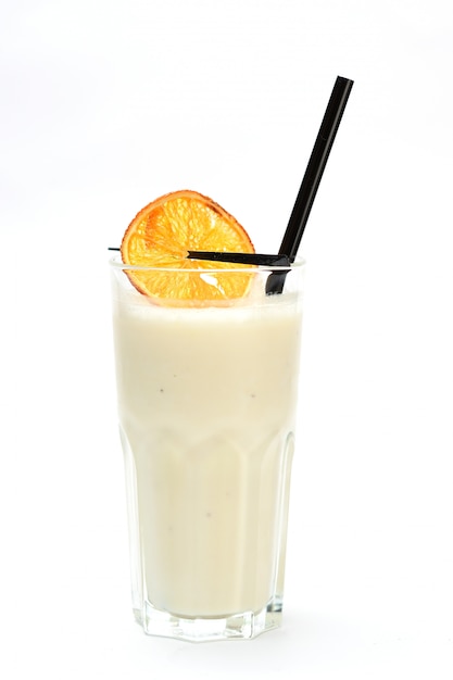 Milkshake met sinaasappel op witte achtergrond