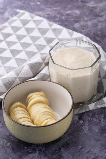 Foto milkshake con banana e farina d'avena, colazione sana.