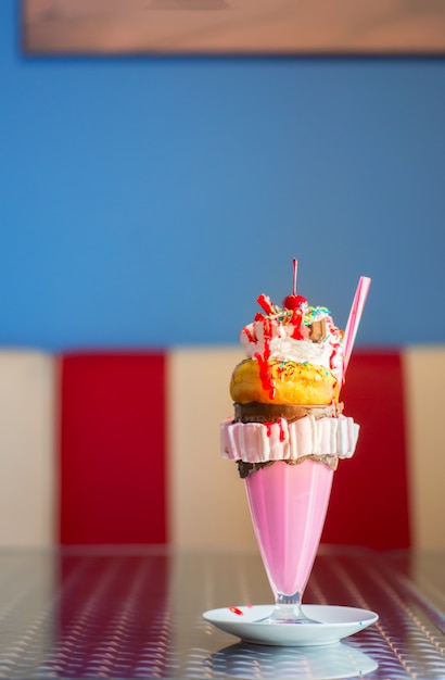 Photo milkshake with cherry and donut