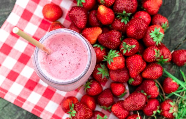 Photo milkshake with strawberry in top view