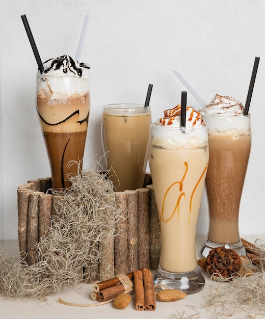 Milkshakes van koude chocolade met zwarte rietjes