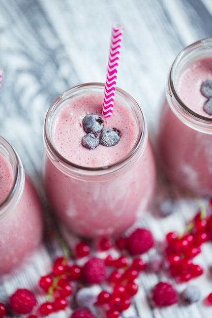 Photo milkshakes with berries in glass jars