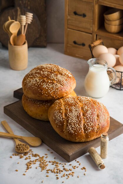 Milky Bun op composities met houten snijplank