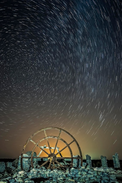 Via lattea su una ruota panoramica abbandonata e in rovina