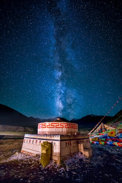 写真 チベット仏教の聖地での天の川