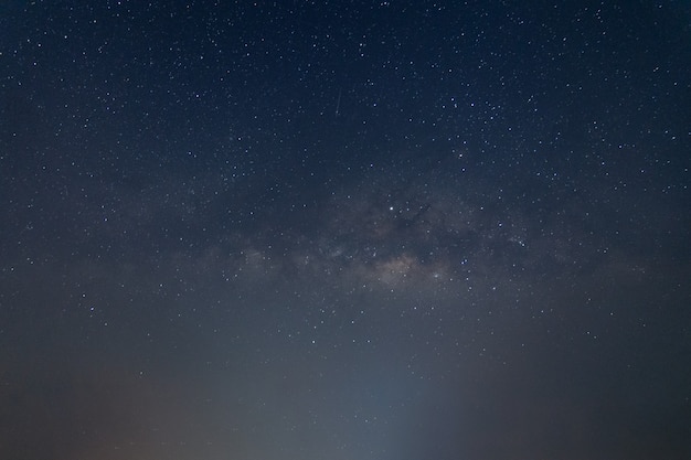 Cielo del fondo della via lattea alla notte