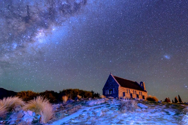 Galassia della via lattea sopra la chiesa del buon pastore, tekapo (nuova zelanda)