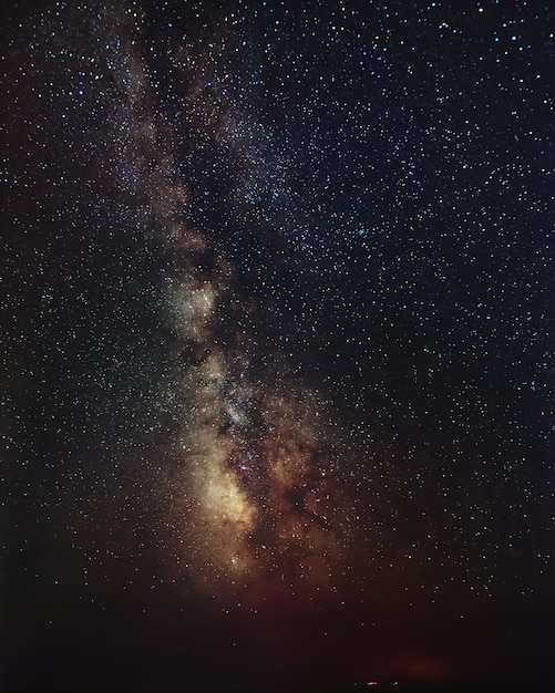 Галактика Млечный Путь над скалистым побережьем.