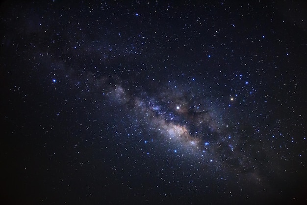 사진 우주에 별과 우주 먼지가 있는 은하수 곡물이 있는 긴 노출 사진