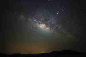 Photo milky way galaxy with stars over moutain at phu hin rong kla national parkphitsanulok thailand