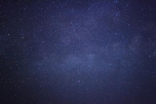 Галактика Млечный Путь со звездами и космической пылью во Вселенной Фотография с длинной выдержкой и зерном
