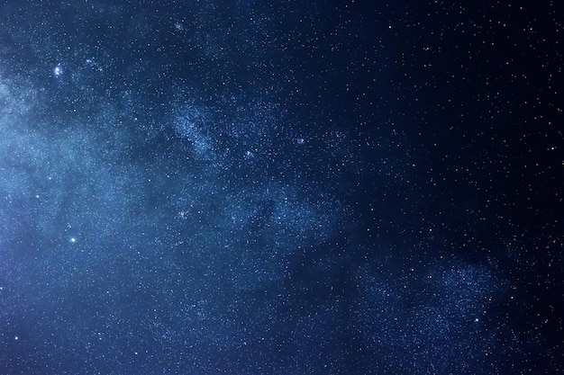 Галактика Млечный путь с звездами и космической пылью во Вселенной Фотография с длинной экспозицией с зерном