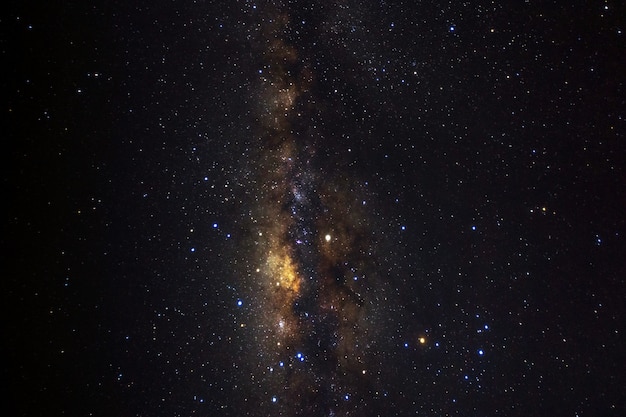 Galassia della via lattea con stelle e polvere spaziale nell'universo.