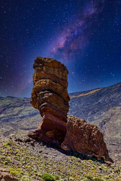 Foto la via lattea è visibile sopra la formazione rocciosa.