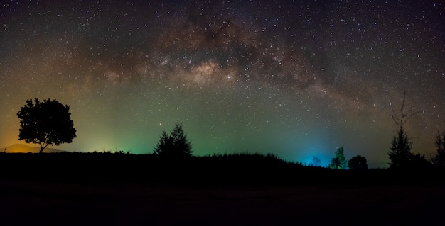 Via lattea sopra la montagna