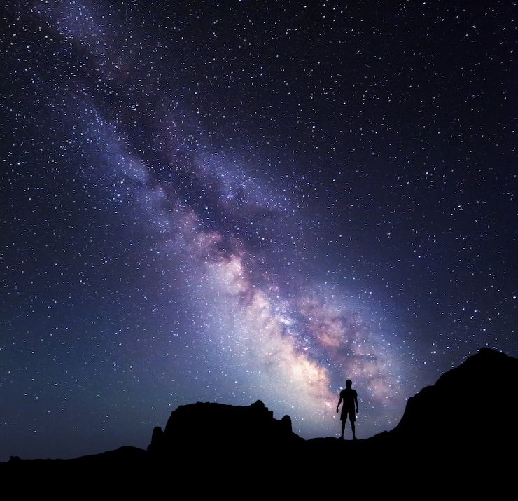 Photo milky way on night sky and silhouette of a standing man