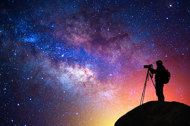 Photo milky way, star, silhouette happy camera man on the mountain with detail of the milky way