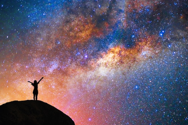 Фото Млечный путь, звезда, со счастливой девушкой на горе