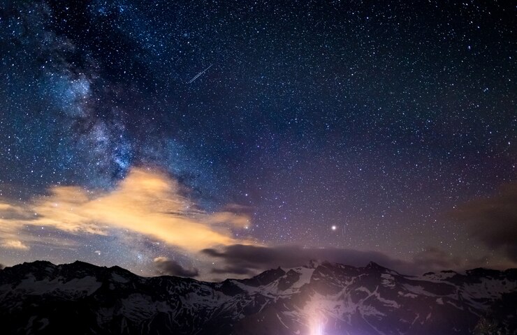Photo イタリアアルプスの夏の高空で撮影された天の川と星空