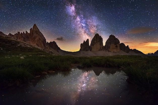 Photo milky way above tre cime di lavaredo mountains