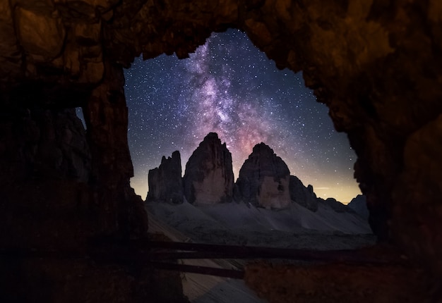 Photo milky way above tre cime di lavaredo mountains