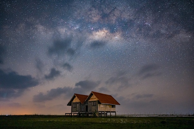 Photo milky way with old house at phatthalung thailand