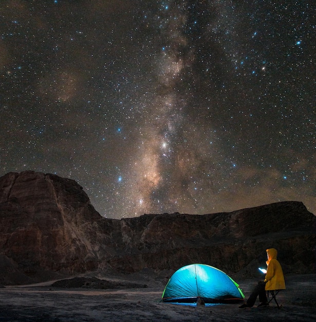 写真 天の川銀河 ライトアップされたテントのある夜の山の風景