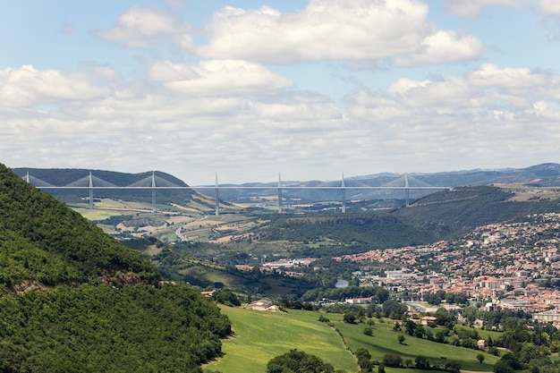 Millau Viaduct는 Tarn 강 Aveyron Occitania의 협곡 계곡을 가로지르는 다중 경간 사장교입니다.