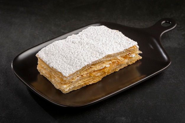 Mille feuille dessert op het bord