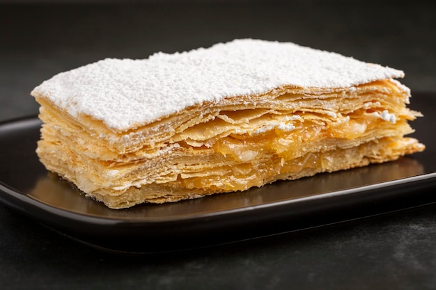 Mille feuille dessert op het bord