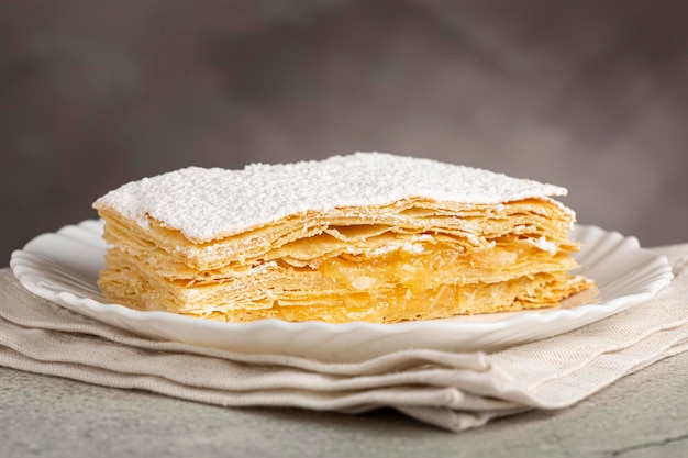 Mille feuille dessert op het bord